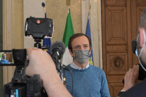 Il governatore Fedriga risponde ai giornalisti a margine della conferenza stampa a Trieste